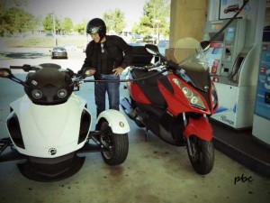 Fueling-the-motorcycle-and-scooter